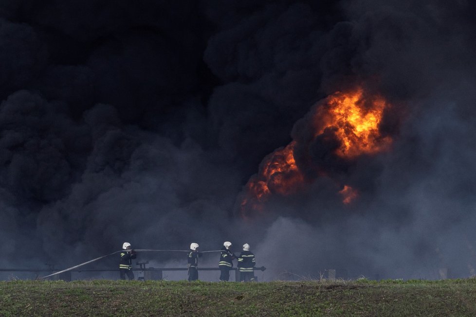 Válka na Ukrajině: Hasiči likvidují požár ropné rafinerie v Luhanské oblasti (16. 4. 2022).
