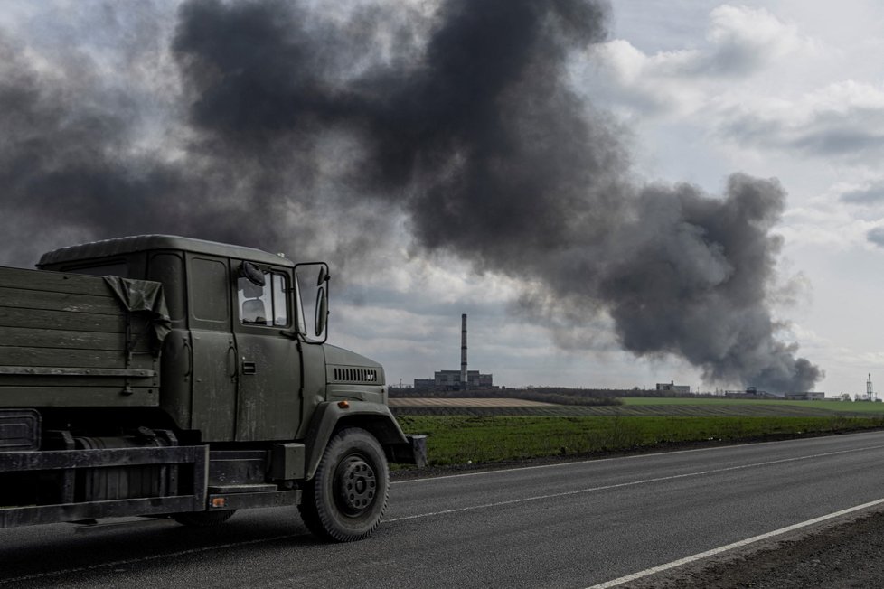 Válka na Ukrajině: Hasiči likvidují požár ropné rafinerie v Luhanské oblasti (16. 4. 2022).