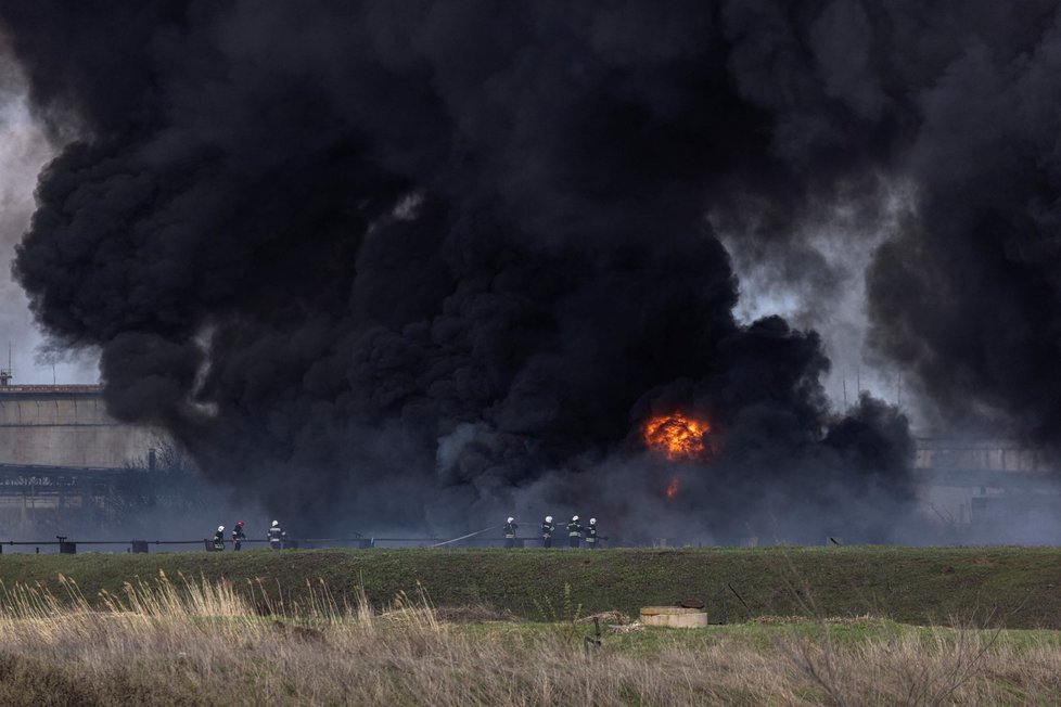 Válka na Ukrajině: Hasiči likvidují požár ropné rafinerie v Luhanské oblasti. (16.4.2022)
