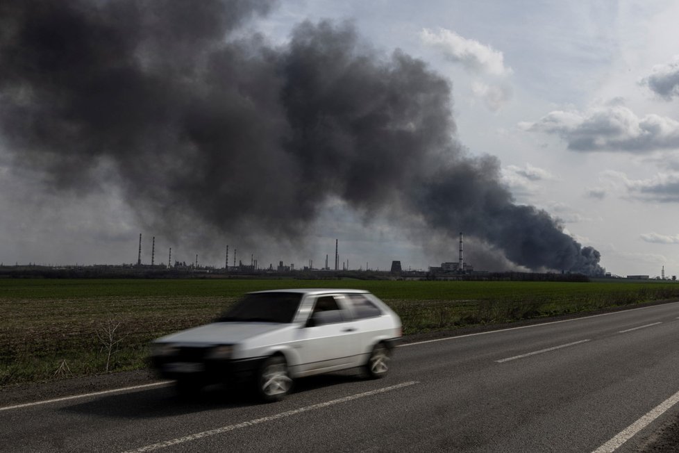 Válka na Ukrajině: Hasiči likvidují požár ropné rafinérie v Luhanské oblasti (16.4.2022)