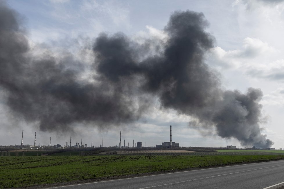 Válka na Ukrajině: Hasiči likvidují požár ropné rafinerie v Luhanské oblasti. (16.4.2022)