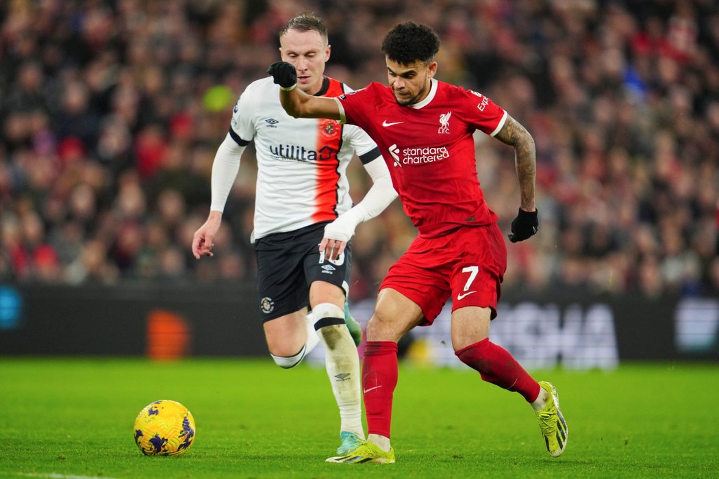 Křídelník Liverpoolu Luis Díaz vyslal na bránu Lutonu v prvním poločase 6 střeleckých pokusů, ani jeden gólem neskončil