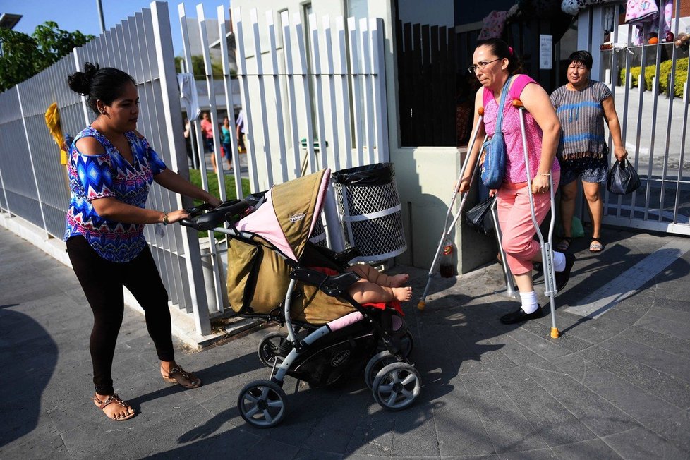 Luis Manuel Gonzales s maminkou na cestě do nemocnice