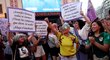 Lidé demonstrují v ulicích a mnozí žádají exemplární potrestání Luise Rubialese