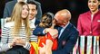 Prezident španělské fotbalové federace Luis Rubiales je kritizován za to, že políbil hráčku přímo na rty při předávání medailí…