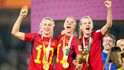 Prezident španělské fotbalové federace Luis Rubiales je kritizován za to, že políbil hráčku přímo na rty při předávání medailí…