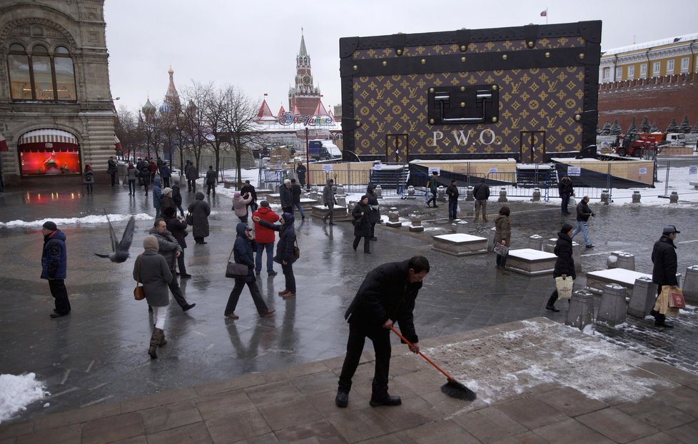 Rusové neměli z obří vuittonky na Rudém náměstí radost