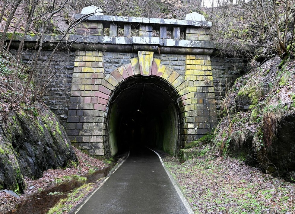 V blízkosti tohoto tunelu mělo být tělo nalezeno.