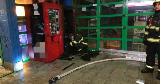 V metru na Lukách hořel automat na pití.