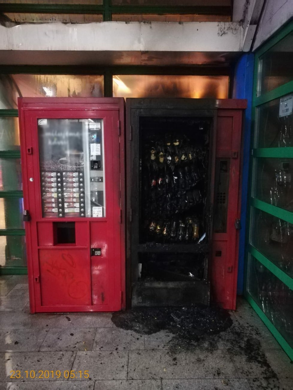 V metru na Lukách hořel automat na pití.