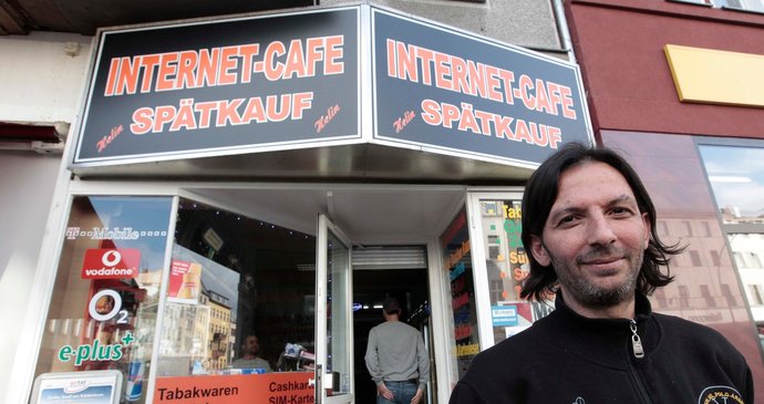 Zaměstnanec internetové kavárny, který pomohl hledaného pornoherce dopadnout.