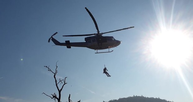 Pět vyčerpaných Čechů zachraňoval vrtulník: Z hřebene je do údolí transportoval vrtulník