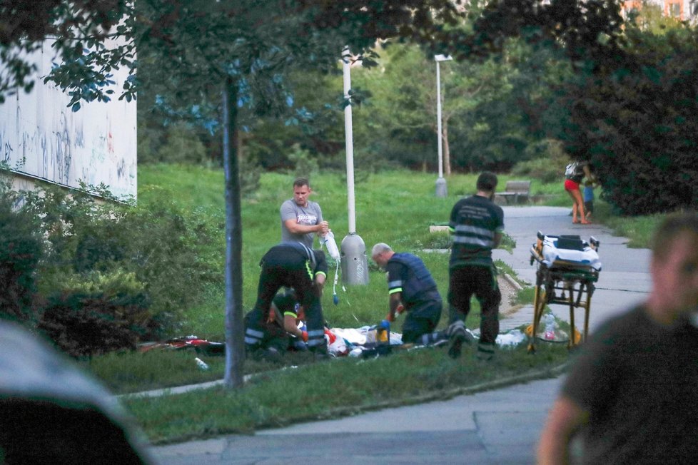 U metra Luka muž zaútočil nožem na dvě osoby. Případ vyšetřovala policie.