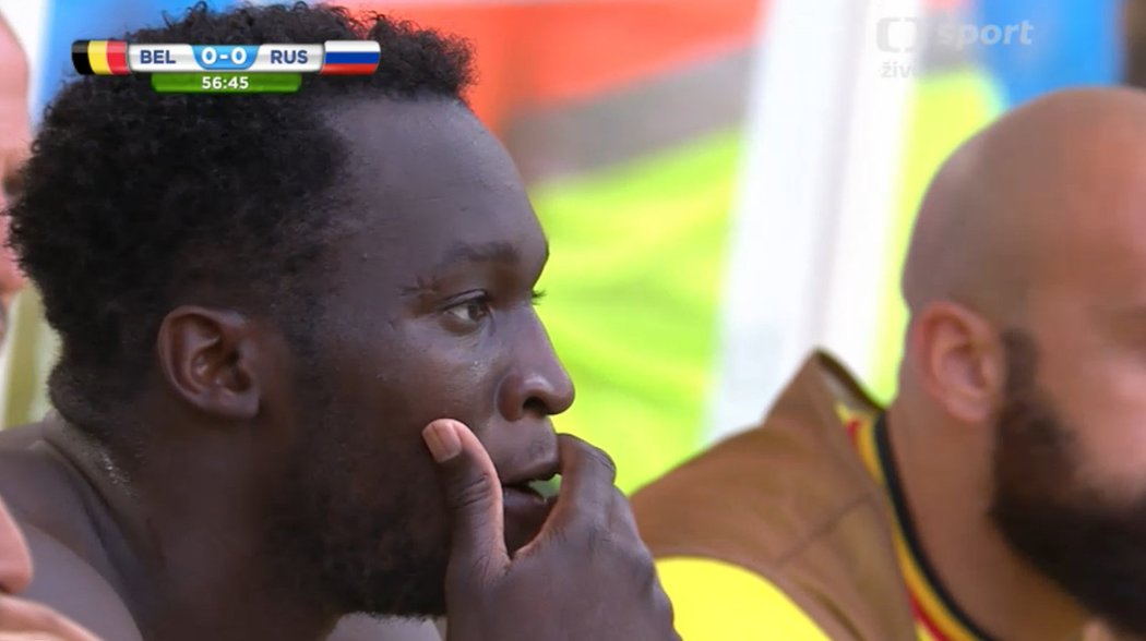 Romelu Lukaku po střídání na lavičce Belgie.