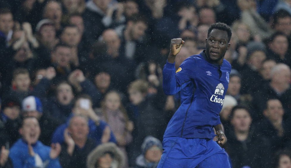 Útočník Evertonu Romelu Lukaku slaví gól do sítě Dynama Kyjev