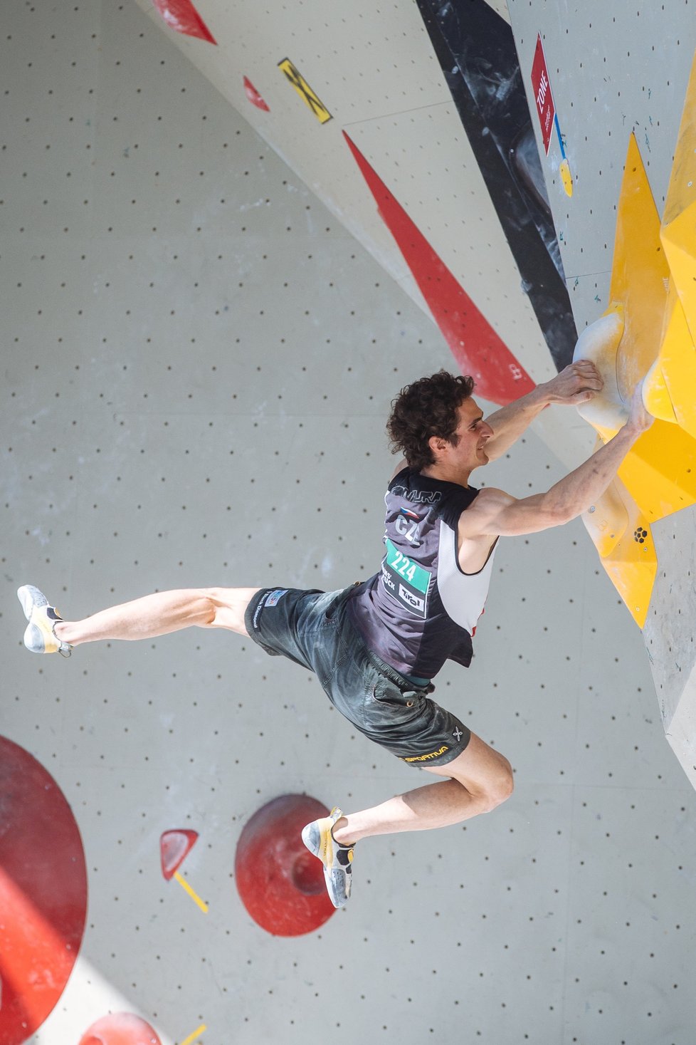 Z kvalifikace boulderu měl Adam Ondra obavy.