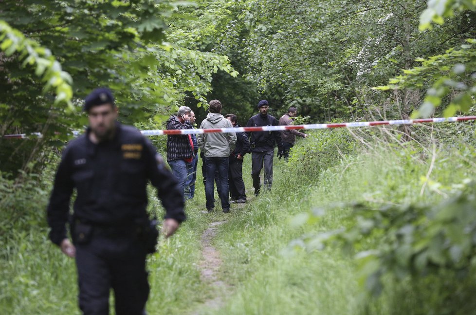 Policisté na místě nálezu mrtvoly.