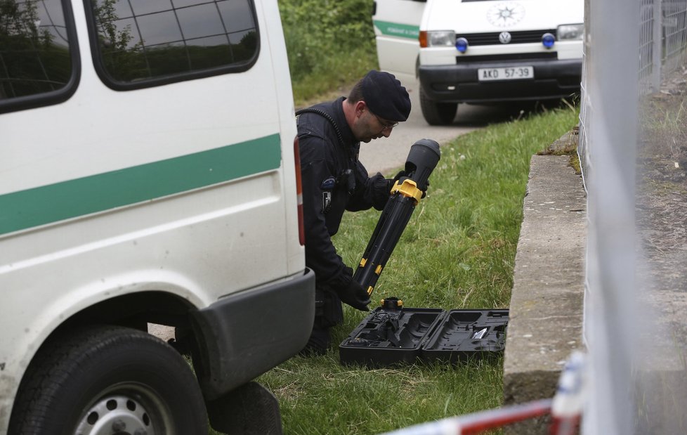 Policista připravuje svou techniku.