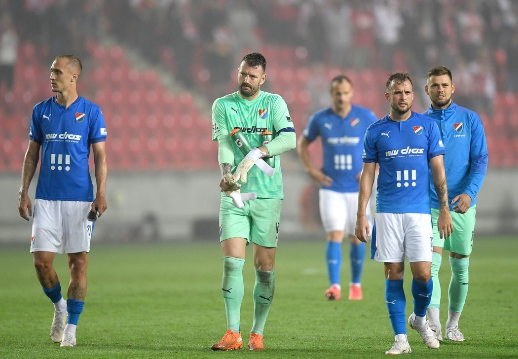 Jan Laštůvka a Lukáš Budínský (vpravo) jdou poděkovat fanouškům Baníku po porážce na Slavii