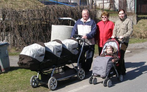 Když se rodina i s nejstarší dcerkou Klárkou, babičkou a dědou vydá na procházku, jde o skutečnou výpravu.