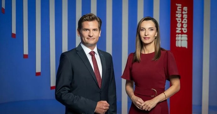 Moderátoři Lukáš Dolanský a Jana Peroutková, kteří povedou Nedělní debatu České televize.