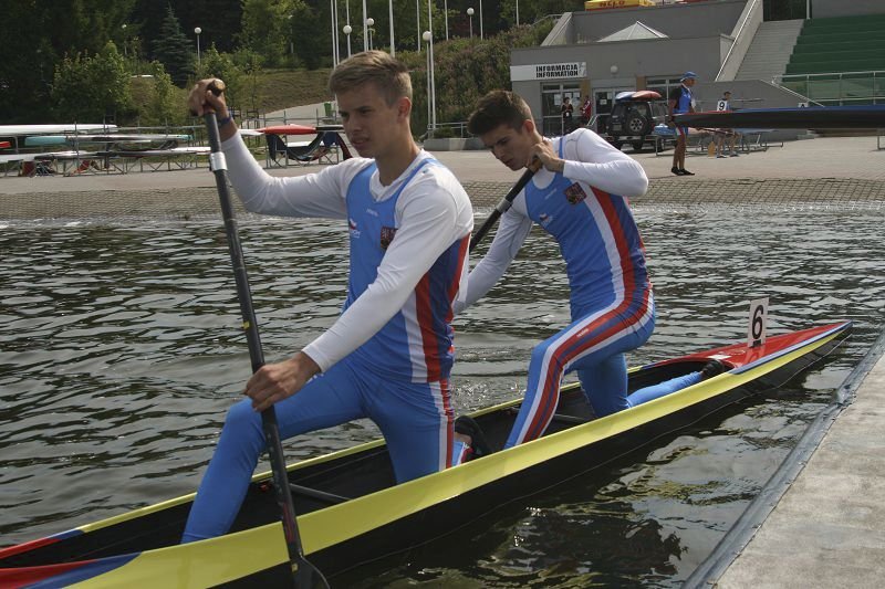 Bratři Kryštof (v popředí) a Lukáš Hájkovi na jedné lodi