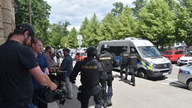 Eskortu Lukáši Hajnému dělala početná skupina maskovaných policistů v neprůstřelných vestách. Další policisté seděli v soudní síni v civilu.