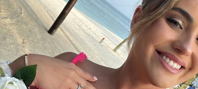 Tady jen Nikol a její tmavě růžové šaty.