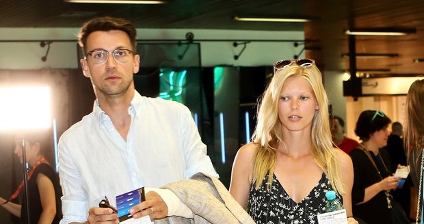 Lukáš Hejlík s manželkou Veronikou přišli na promítání filmu Kobry a užovky.