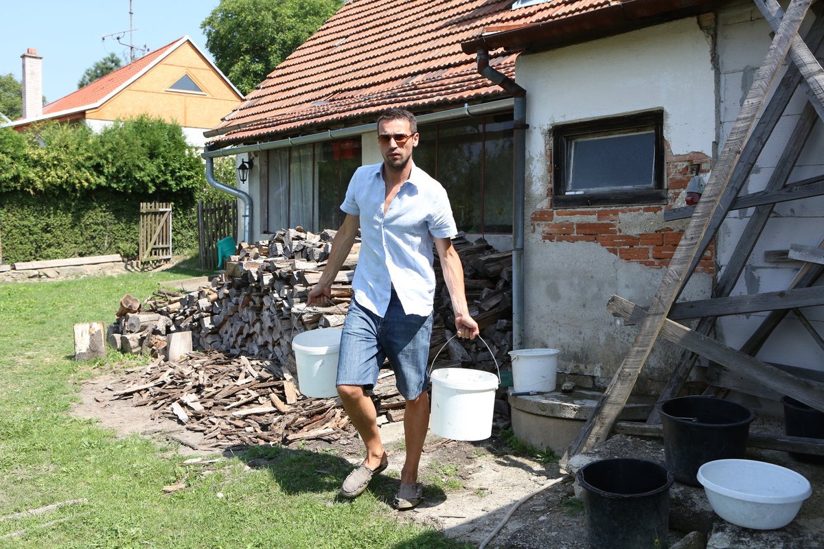 13:00 - V parných dnech mají ovce také velkou žízeň, tak se musí voda pravidelně měnit. Lukáš si bere dvě velké kádě, nalévá do nich vodu a už jde za svými miláčky. „Mám teď devět oveček a jednoho berana. Nedávno jsem o tři ovečky přišel, zadávili je psi – i tohle patří k životu na farmě,“ říká smutně Lukáš.  Ukázal nám také, jak se ovečky nahánějí. Vesele mu v tom pomáhal jeho věrný kamarád, border kolie Šprček.Lukáš si bere dvě velké kádě, nalévá do nich vodu a už jde za svými miláčky. „Mám teď devět oveček a jednoho berana. Nedávno jsem o tři ovečky přišel, zadávili je psi – i tohle patří k životu na farmě,“ říká smutně Lukáš.  Ukázal nám také, jak se ovečky nahánějí. Vesele mu v tom pomáhal jeho věrný kamarád, border kolie Šprček.