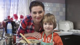 Doktorka Zdena Suchá (Dana Morávková) se svým seriálovým adoptovaným synem Toníkem.