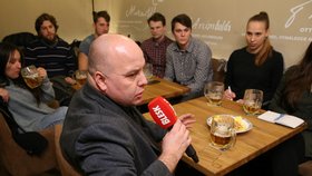 Prezidentský kandidát Jiří Drahoš odpovídal na dotazy veřejnosti i moderátorky celkem hodinu. V debatě pak pokračoval po vypnutí kamer.