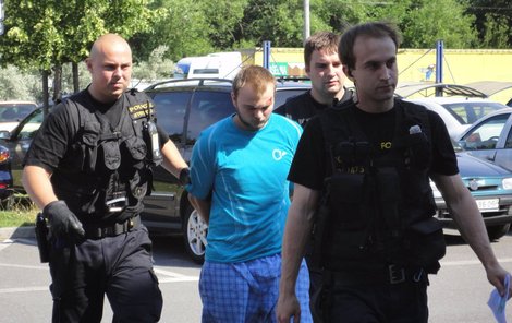 Policisté odvádějí obviněného Lukáše K. ze Zlína.