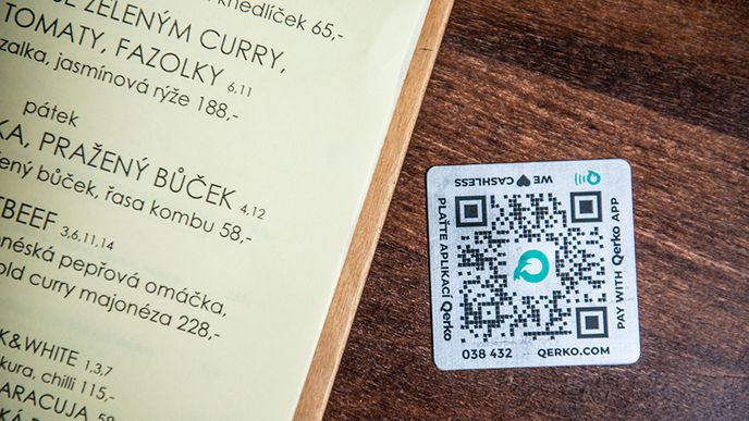 QR kód aplikace Qerko na stole v restauraci