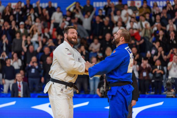 Bizár na ME v judu! Soupeř Krpálka prosil, ať ho nechá vyhrát. A Čech bral stříbro Bizár na ME v judu! Soupeř Krpálka prosil, ať ho nechá vyhrát. A Čech bral stříbro