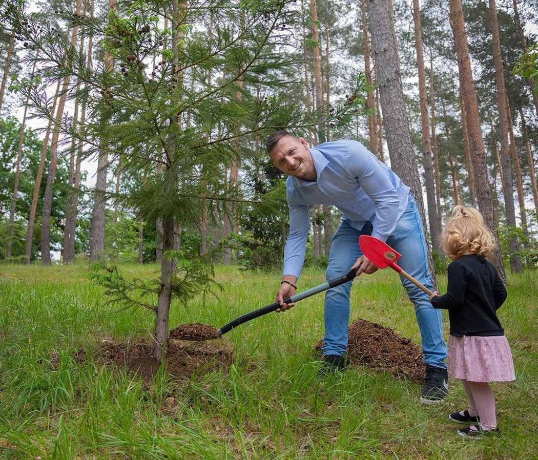 Lukáš Krpálek zasadil strom i se svou dcerkou