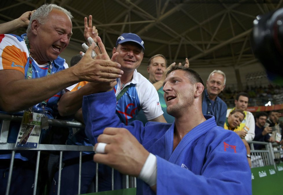 Lukáš Krpálek slaví se svými fanoušky olympijské zlato.