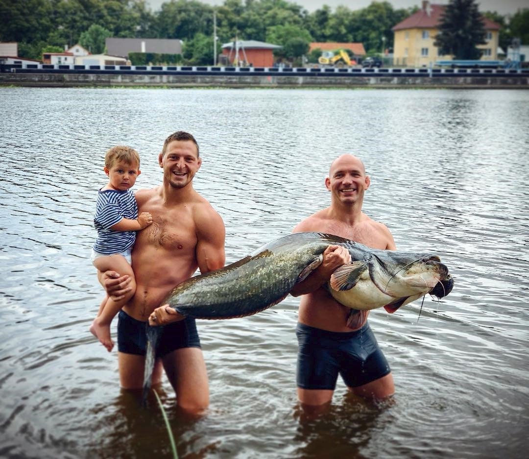 Krpálkovi s kámošem a jeho úlovkem.