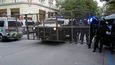 Policejní transportér s donucovací mříží připravené k zásahu v jedné z bočních ulic u Staroměstského náměstí