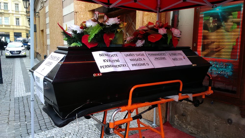 Na Staroměstském náměstí umístil provozovatel thajských masáží jasný vzkaz – rakev pohřbívající jeho firmu a zaměstnance