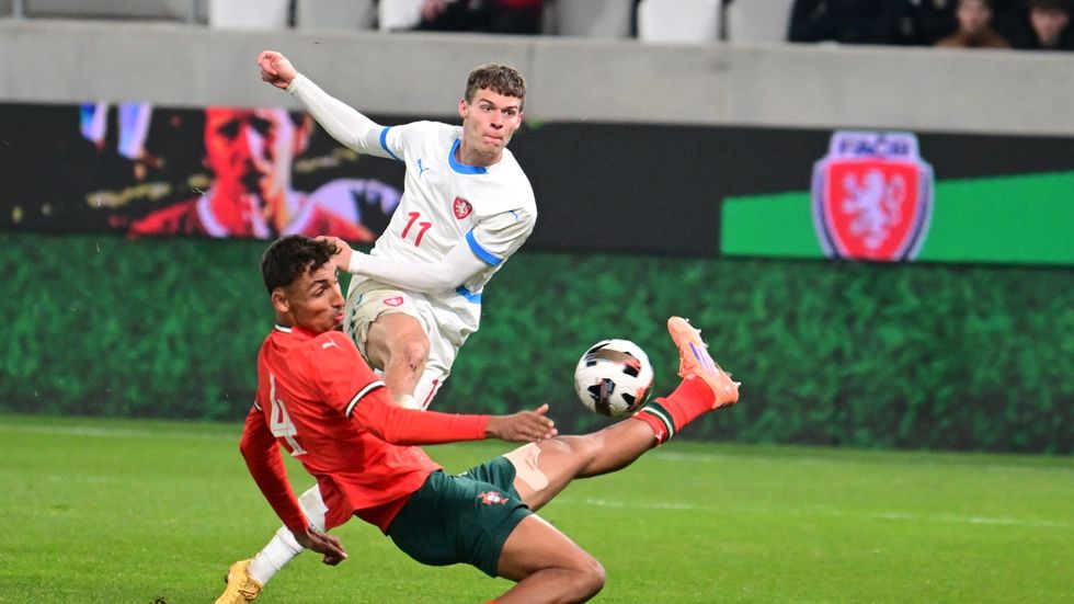 Lukáš Mašek střílí na branku