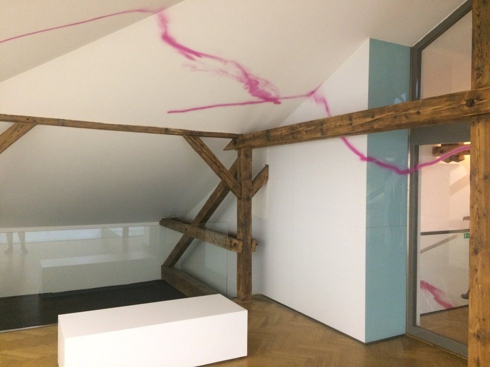 Archetypem umění je podle Musila linka, ta se proto v růžově vyvedené barvě line jak prostory před galerií, tak i jejím interiérem. Vyústění má na půdě, která pro tyto účely byla opatřena zrcadly, díky které se vedení linky nikdy neztratí v konečnosti.