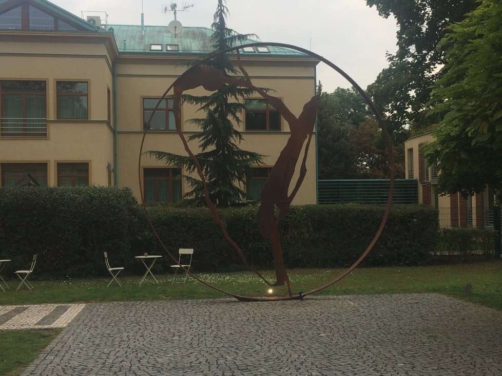 Na zahradě Pelléovy vily se vyskytují také dvě Musilovy sochy vyvedené do kruhů.