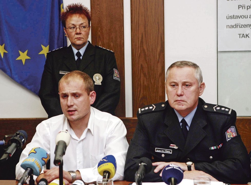 Kriminalista Milan Jušta (v bílém)