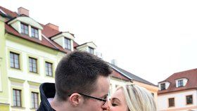 Nečesaný po osvobozujícím rozsudku v objetí s manželkou Veronikou