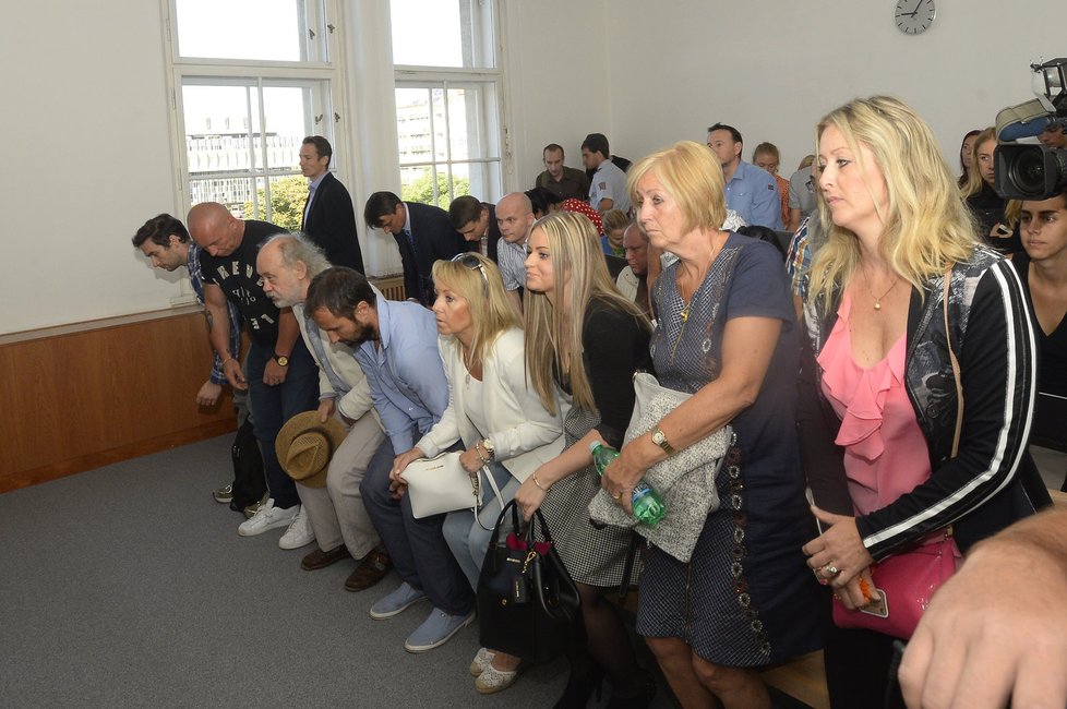 Kromě manželky a rodičů Lukáše Nečesaného přišla k soudu i babička vraha Jiřího Fundy, který proti Nečesanému svědčil.