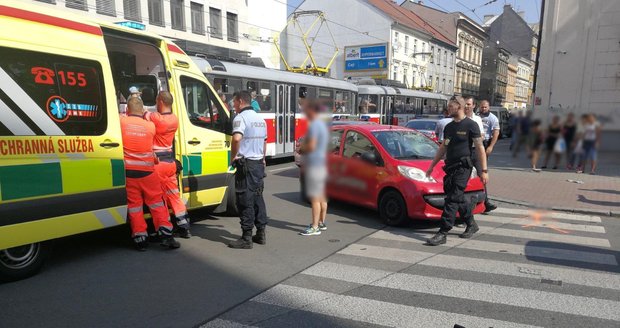 Dodávka rozvážkové služby srazila na brněnském Cejlu mladého cyklistu (30). Řidič, který měl v krvi amfetamin, nedal při odbočování z hlavní silnice mladíkovi přednost.