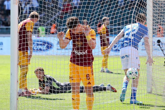 Dukla – Baník 0:3. Domácí sestup po TŘECH vlastních gólech. První reakce Dukla – Baník 0:3. Domácí sestup po TŘECH vlastních gólech. První reakce