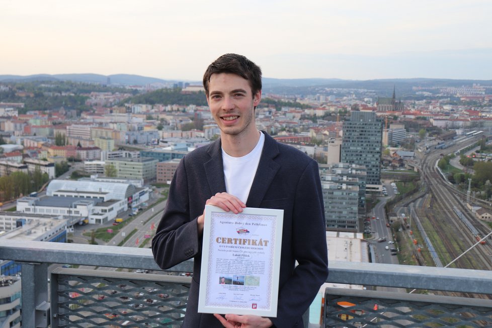 Lukáš Pilíšek (28) na vrcholu AZ Toweru v Brně s certifikátem o vytvoření českého rekordu.