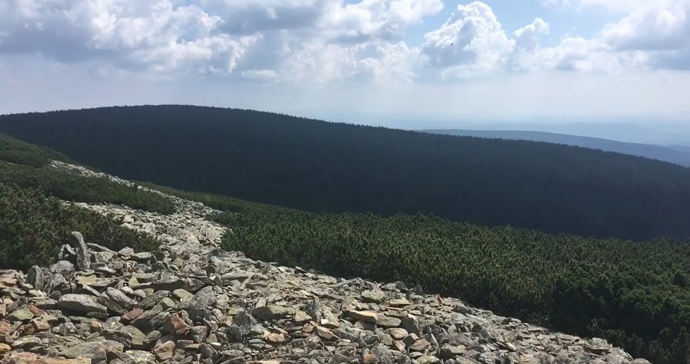 Lukáš spojil příjemné s užitečným. Objíždí na kole republiku, ukazuje krásy nejen příhraničních pohoří a přitom vybírá peníze pro nadaci Leontýnka a nevidomé děti. Přispět nějakou tou kačkou může každý.